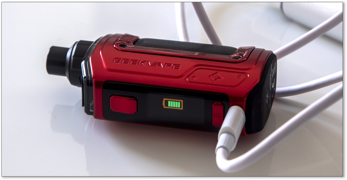 GeekVape H45 (Aegis Hero 2) Kit charging